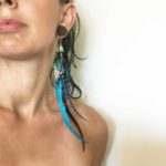 fine-boucle-d’oreille-plume-bleu