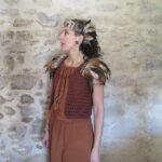 Accessoire-à-plume-marron-,-ear-cuff-et-bolero-crochet-viking