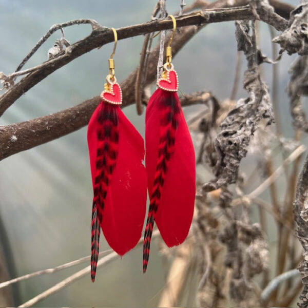 boucle-d’oreille-plume-naturelle-coeur-rouge