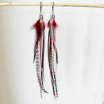 boucle-d’oreille-plumes-naturelles-fines-et-pendantes-rouge-blanc-embout-fleur